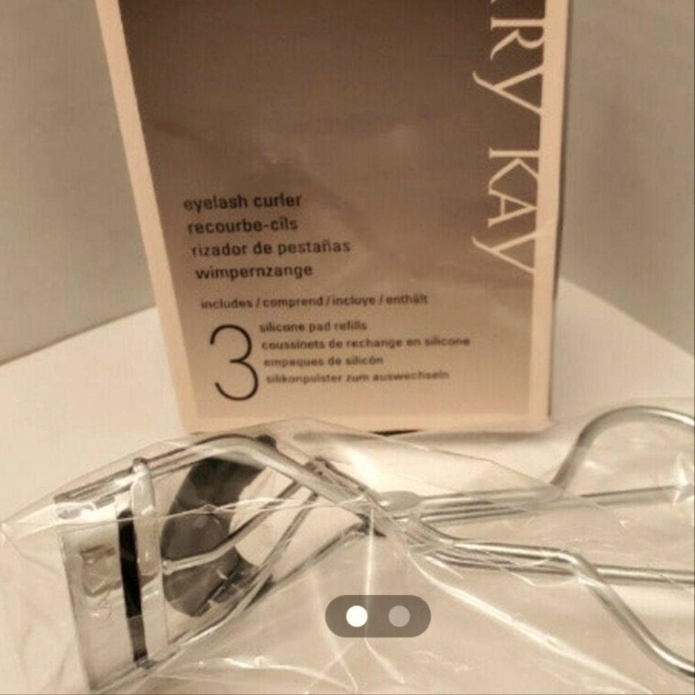 New- Eyelash curler w 3 silicone pads